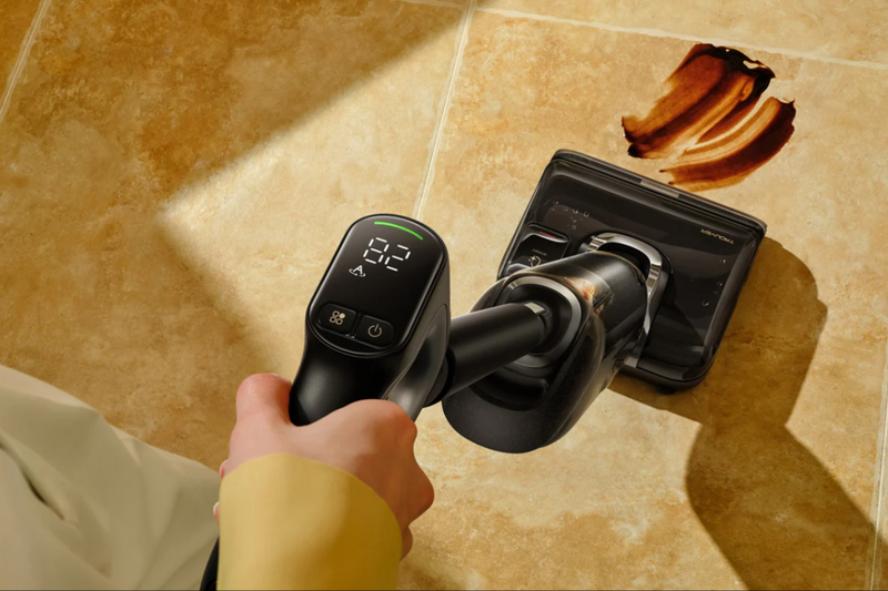 aspirateur eau et poussière mova m50 nettoyant le sol de la cuisine